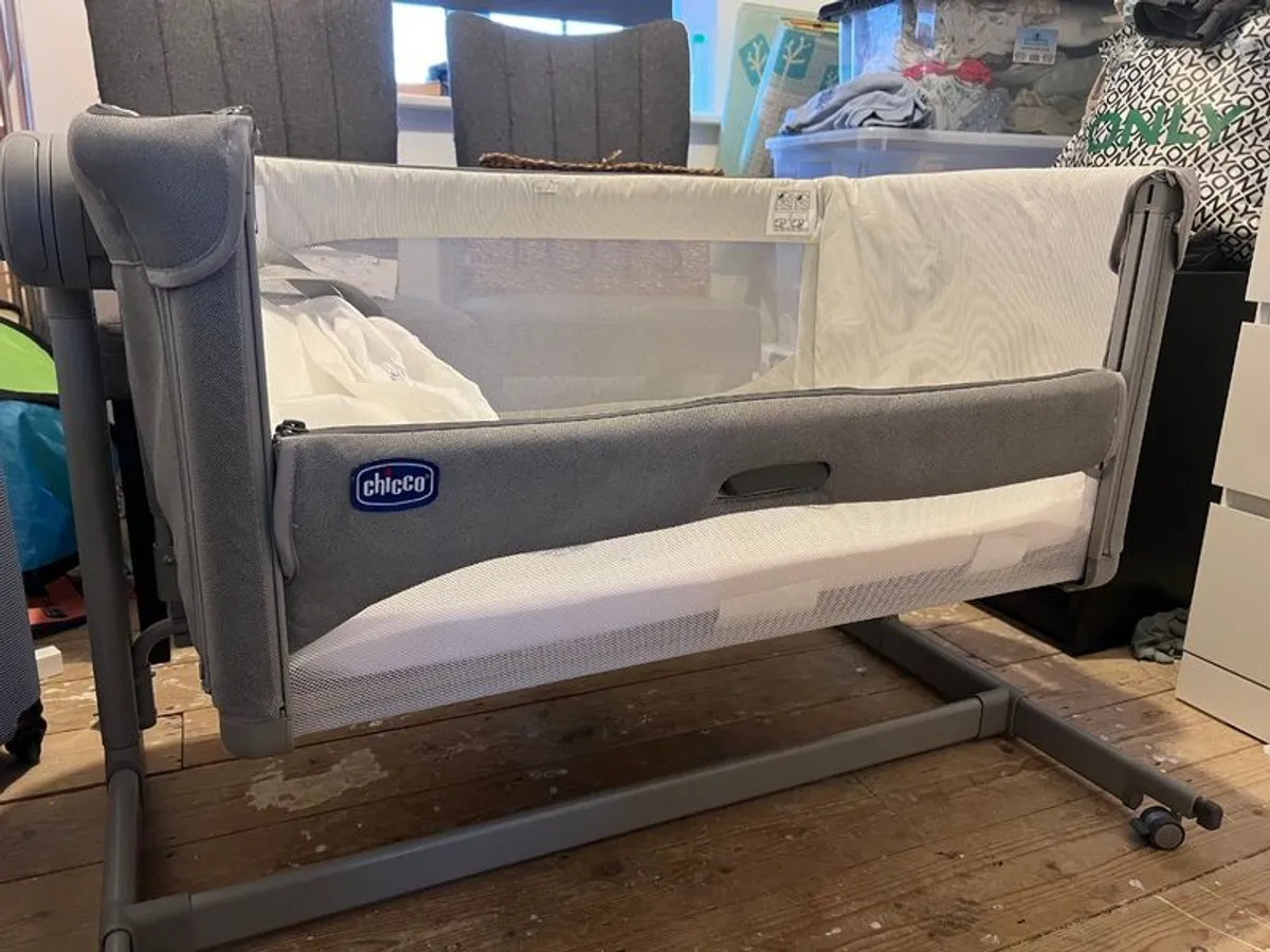 Nearly New Chicco Next2Me Co-Sleeper crib + Mattress & Travel Bag - Image 2