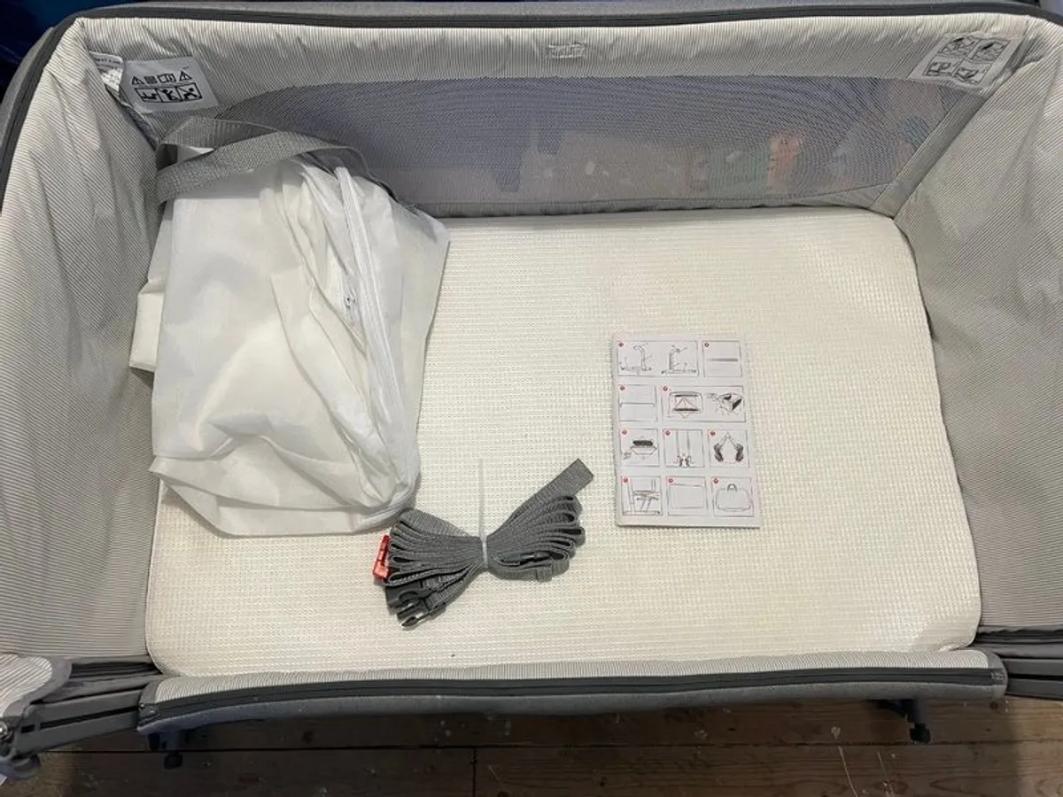 Nearly New Chicco Next2Me Co-Sleeper crib + Mattress & Travel Bag - Image 3