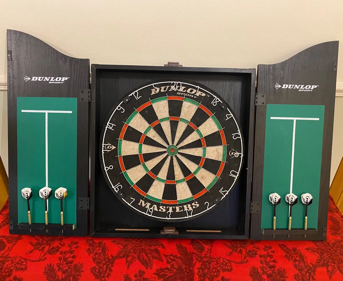 Dart board and case - Image 1