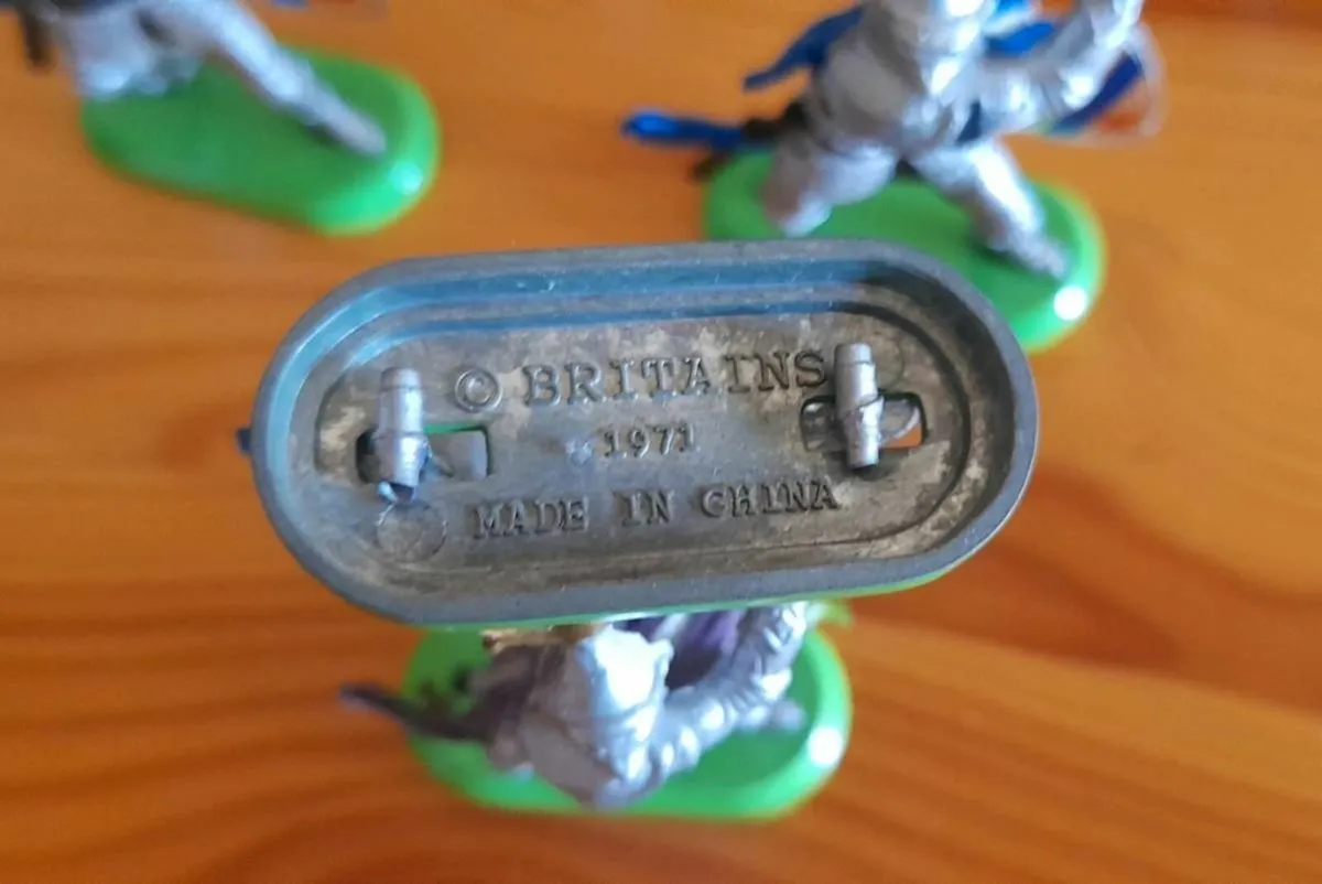 Vintage collectible Britains toy knights - Image 1
