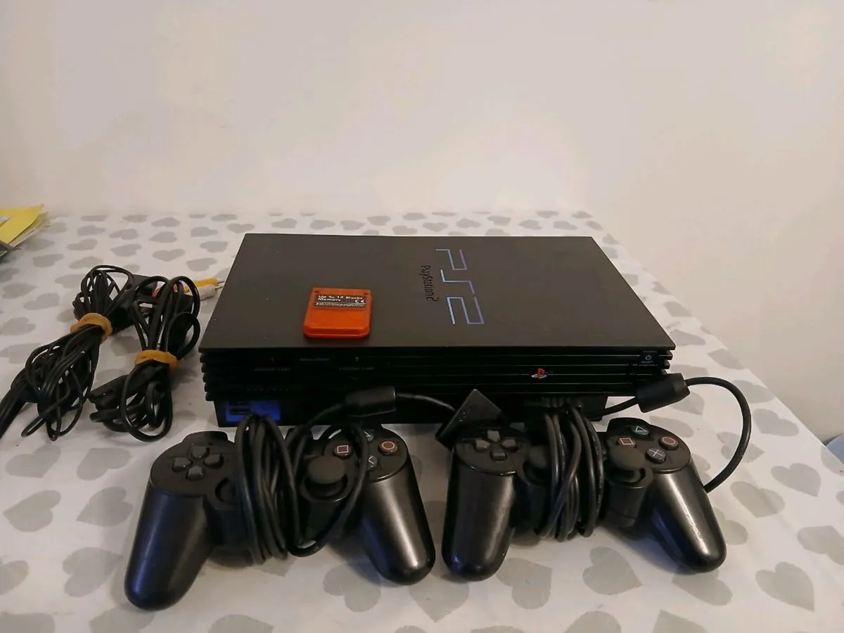 PlayStation 2 + 2 controllers - Image 1