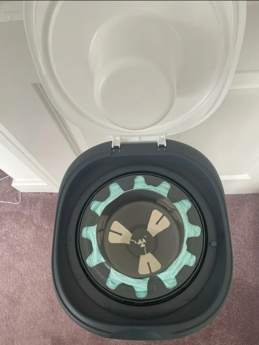 Tommee Tippee Twist an Click Sangenic XL Nappy Bin - Image 2