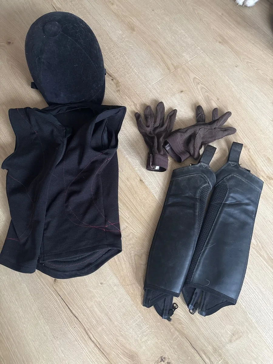 Horse riding gear for 10 to 12 year old girl - Image 1