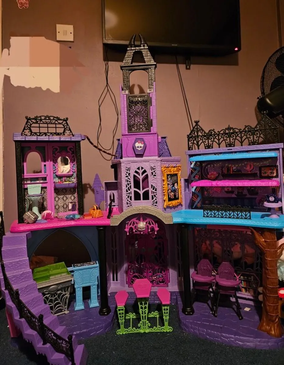 Monster High School and Dolls - Image 1