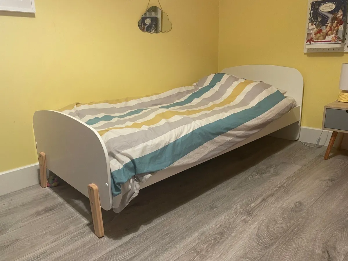 Kids bed including mattress