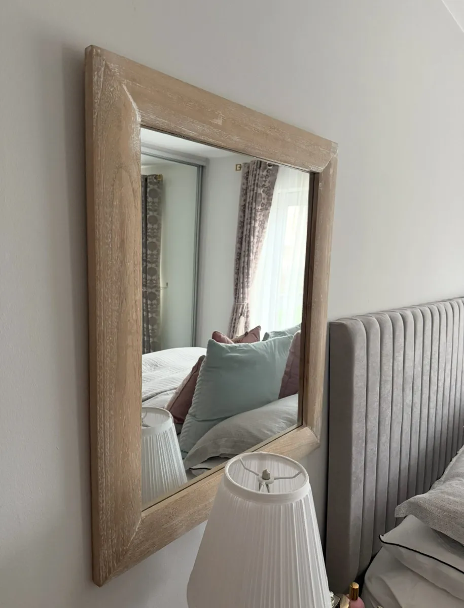 Wall mirror