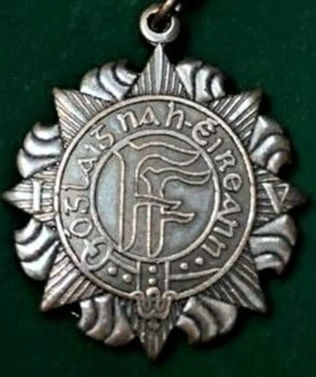 Irish  military  medal  Oglaigh na hEireann - Image 3