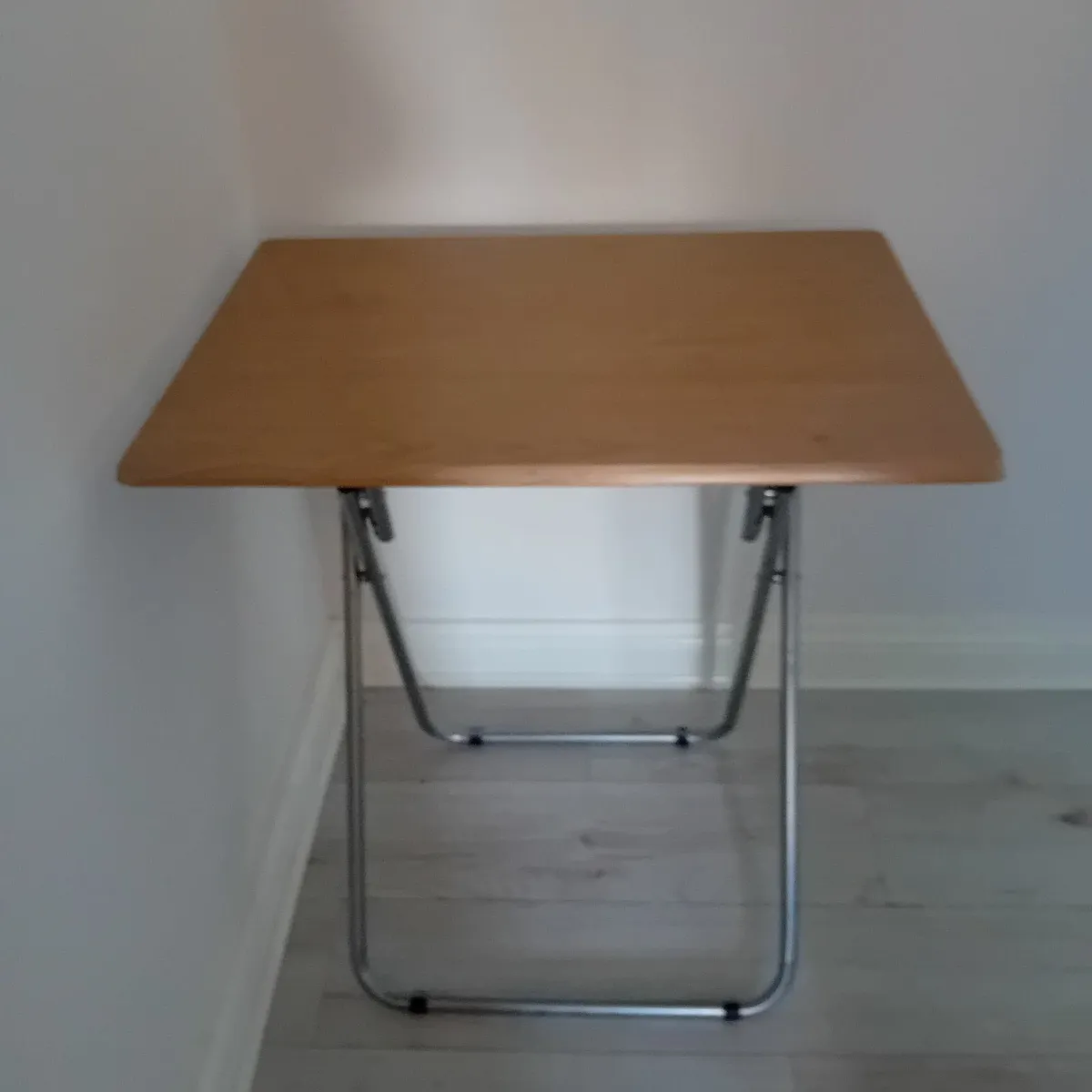 Folding desk and 10 reams of paper - Image 1