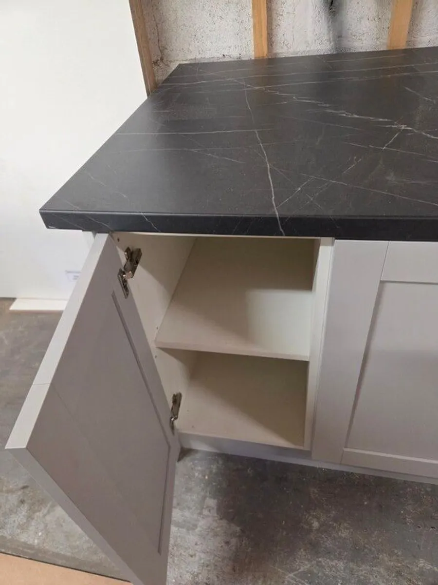 Kitchen Island - Image 4