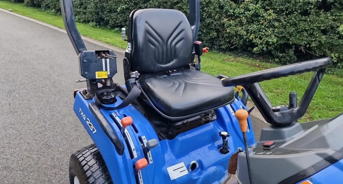 ISEKI Compact Tractor ride on mower lawnmower - Image 3