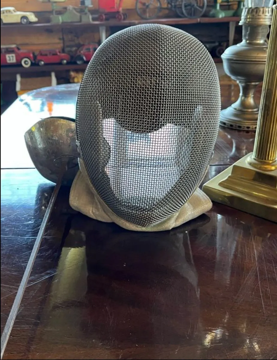 Leon Paul fencing sword and mask - Image 1