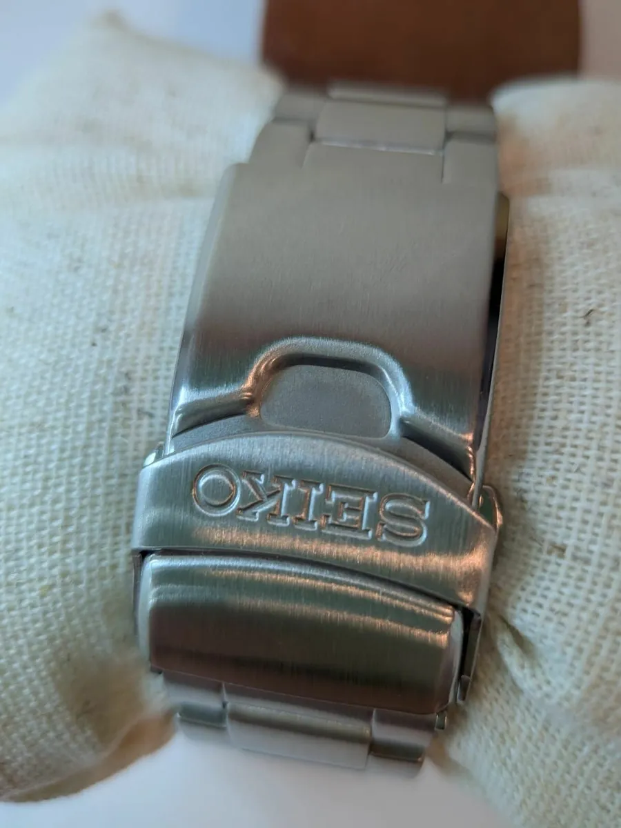 SEIKO 5 HULK ENGLISH AND JAPANESE CALENDAR - Image 2