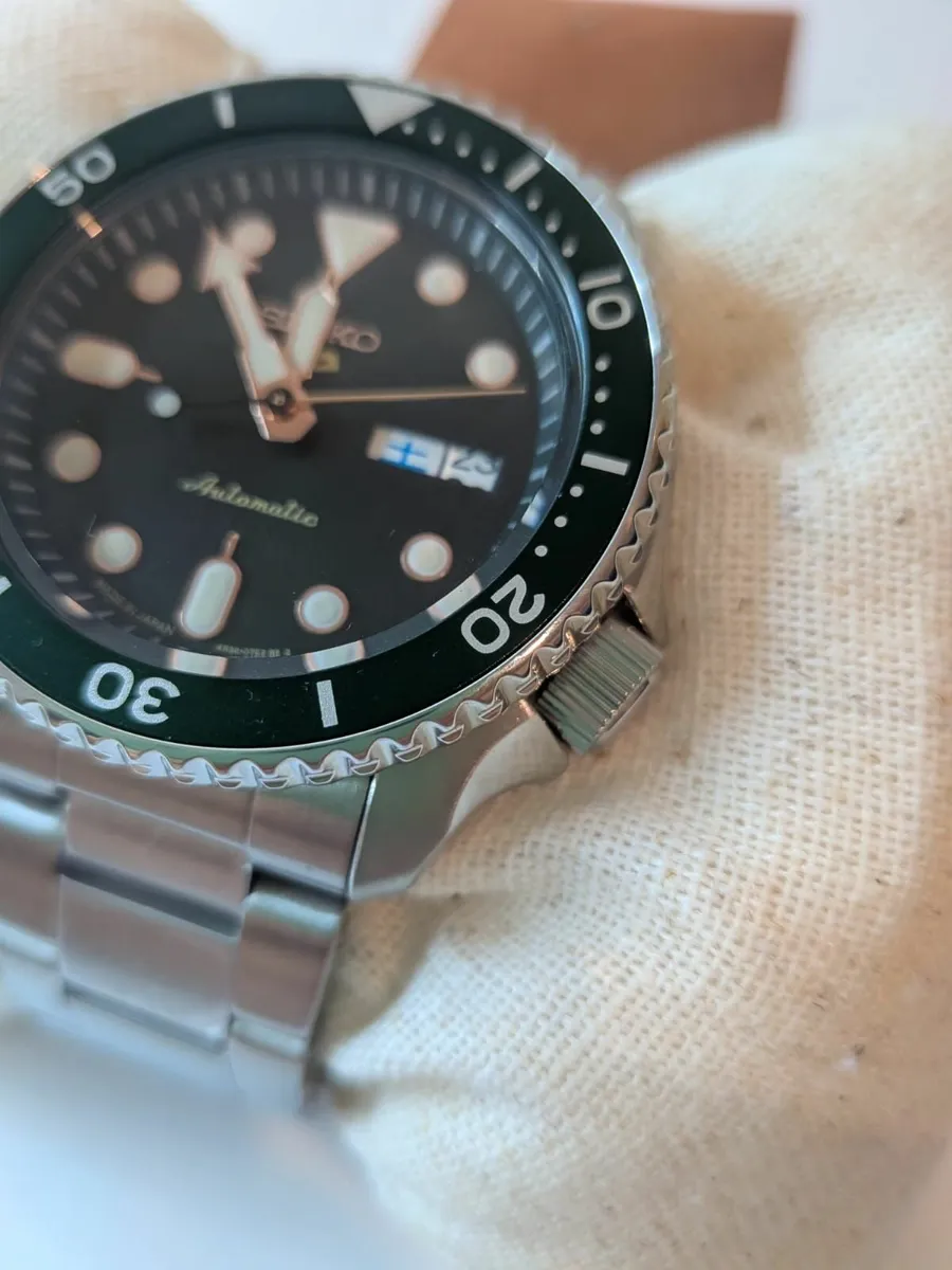 SEIKO 5 HULK ENGLISH AND JAPANESE CALENDAR - Image 4