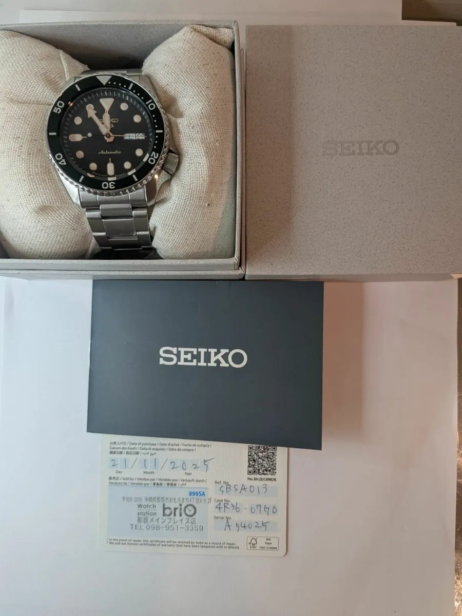 SEIKO 5 HULK ENGLISH AND JAPANESE CALENDAR - Image 1
