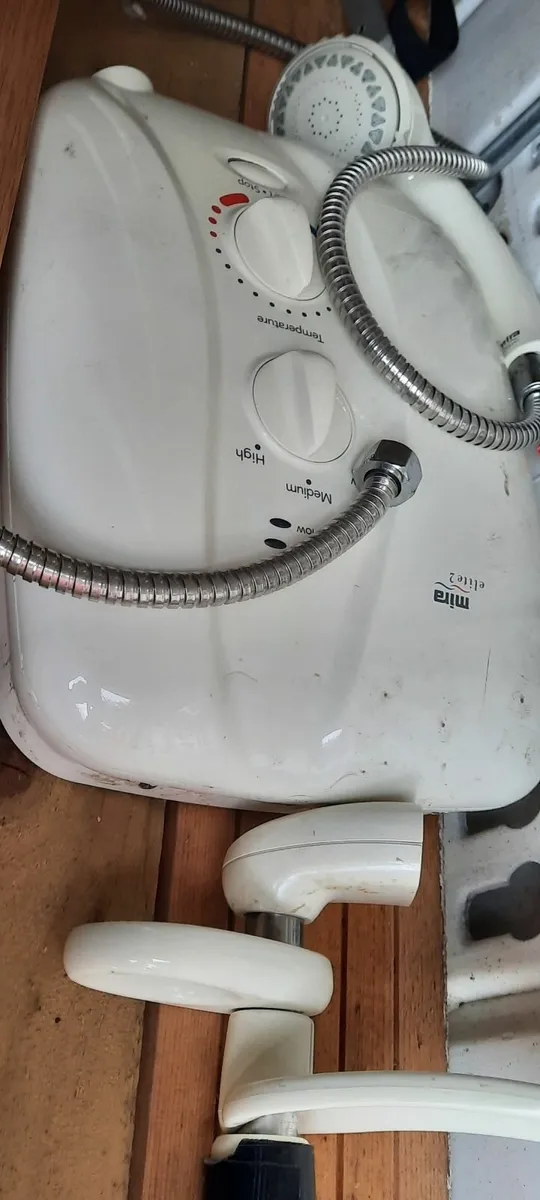 Double bed, bath, shower - Image 3