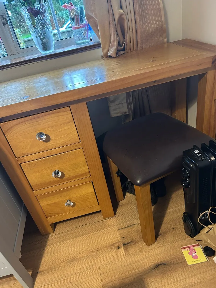 Wooden desk - Image 1