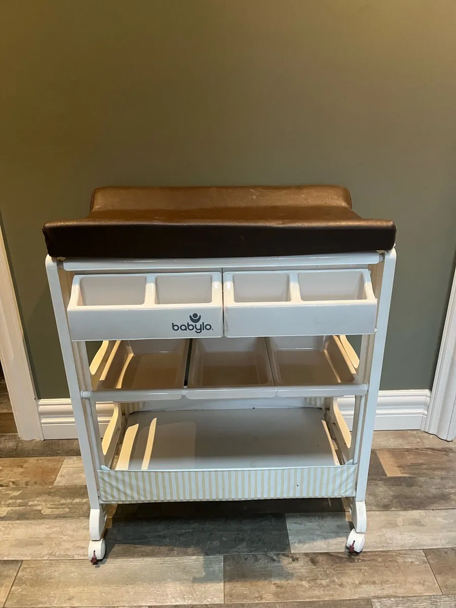 Baby monitor and changing table - Image 1