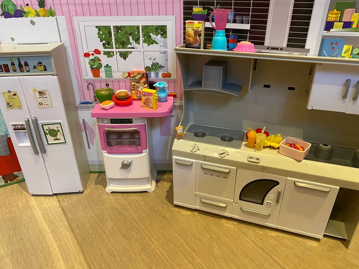 Barbie kitchen will all accessories - Image 1