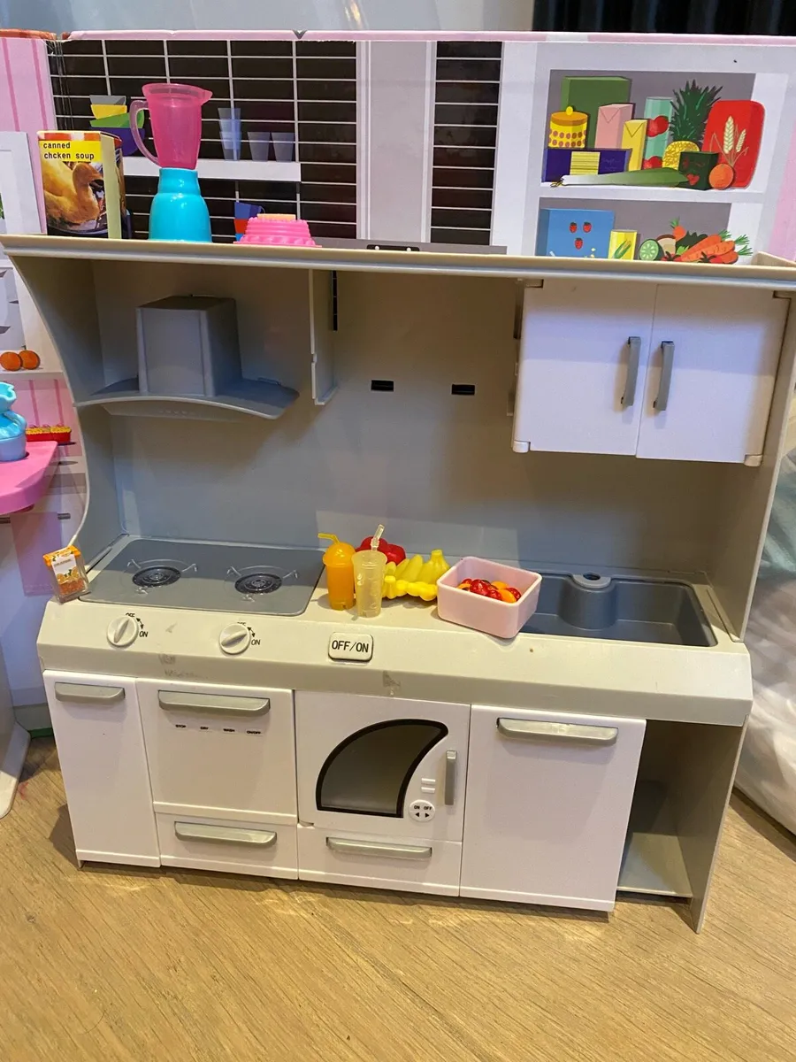 Barbie kitchen will all accessories - Image 2