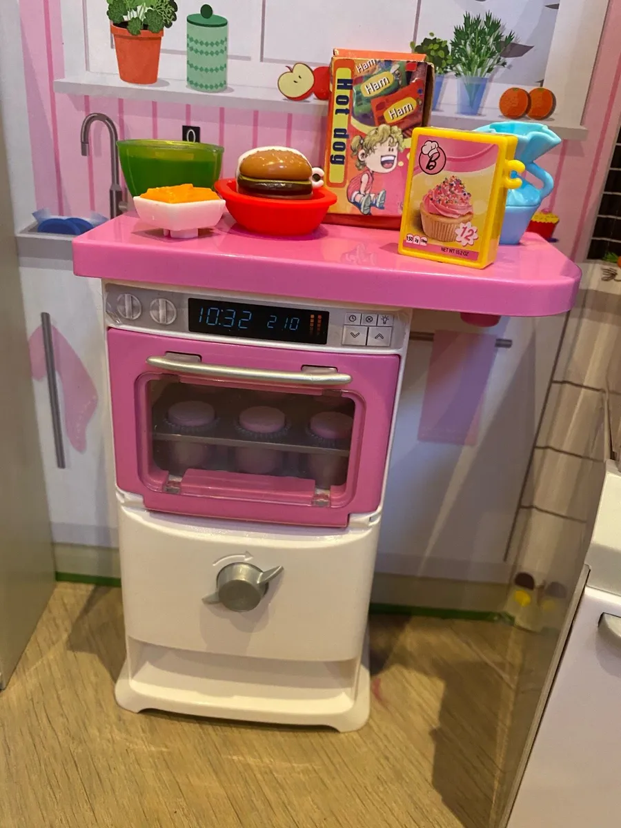 Barbie kitchen will all accessories - Image 3
