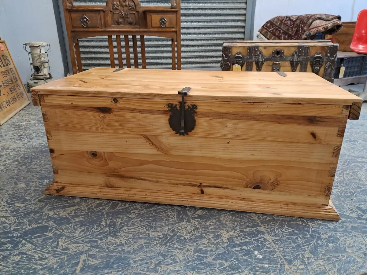 Large rustic pine storage trunk - Image 3