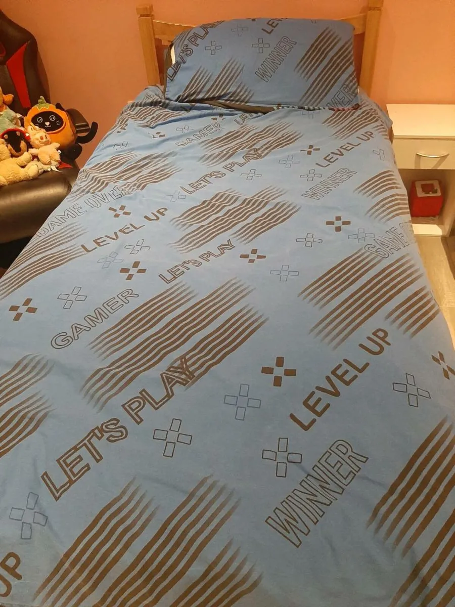 Kids single beds and gaming chairs - Image 1