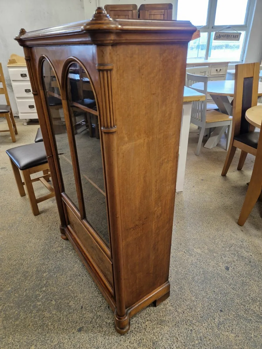 Early 1900s walnut display cabinet - Image 3