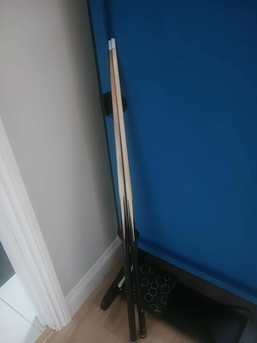 Pool table - Image 1