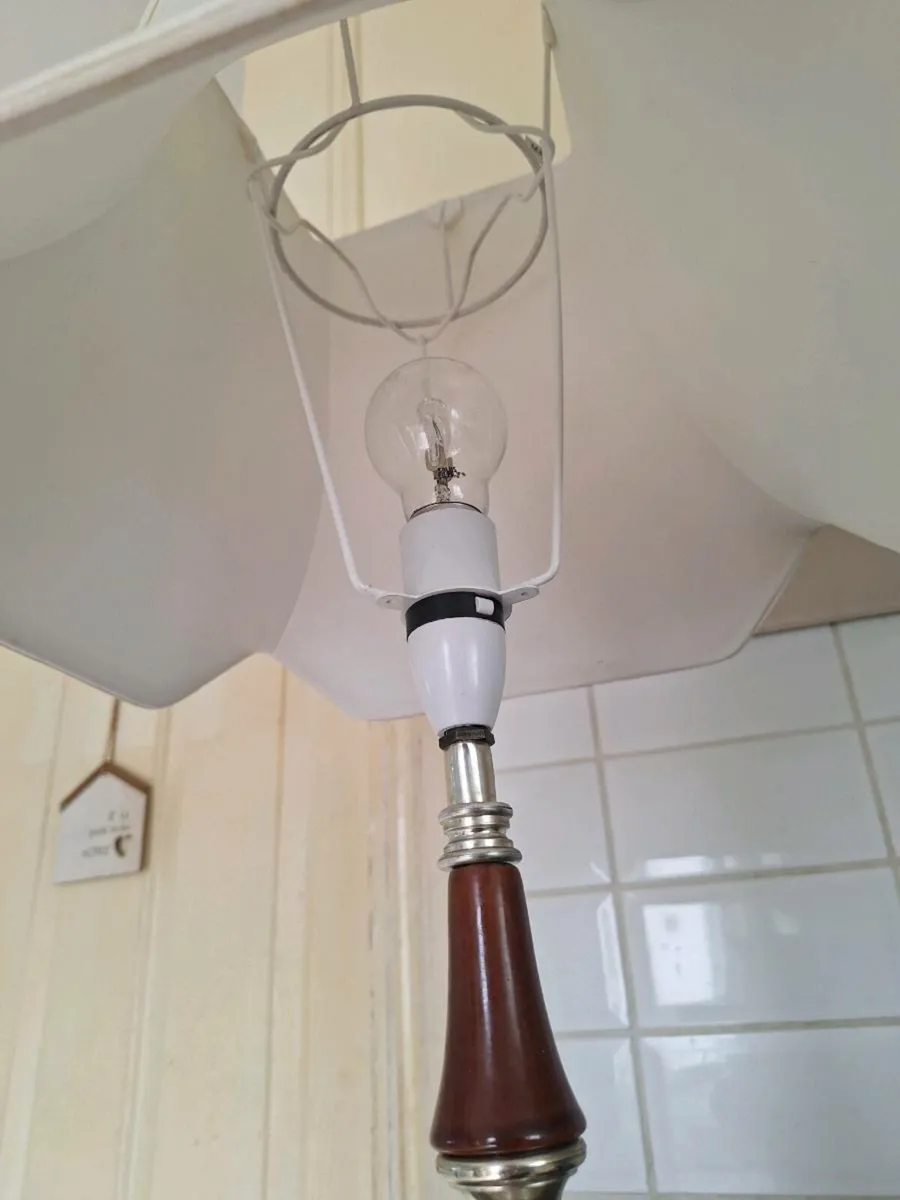 Lovely tall vintage table lamp with cream shade - Image 3