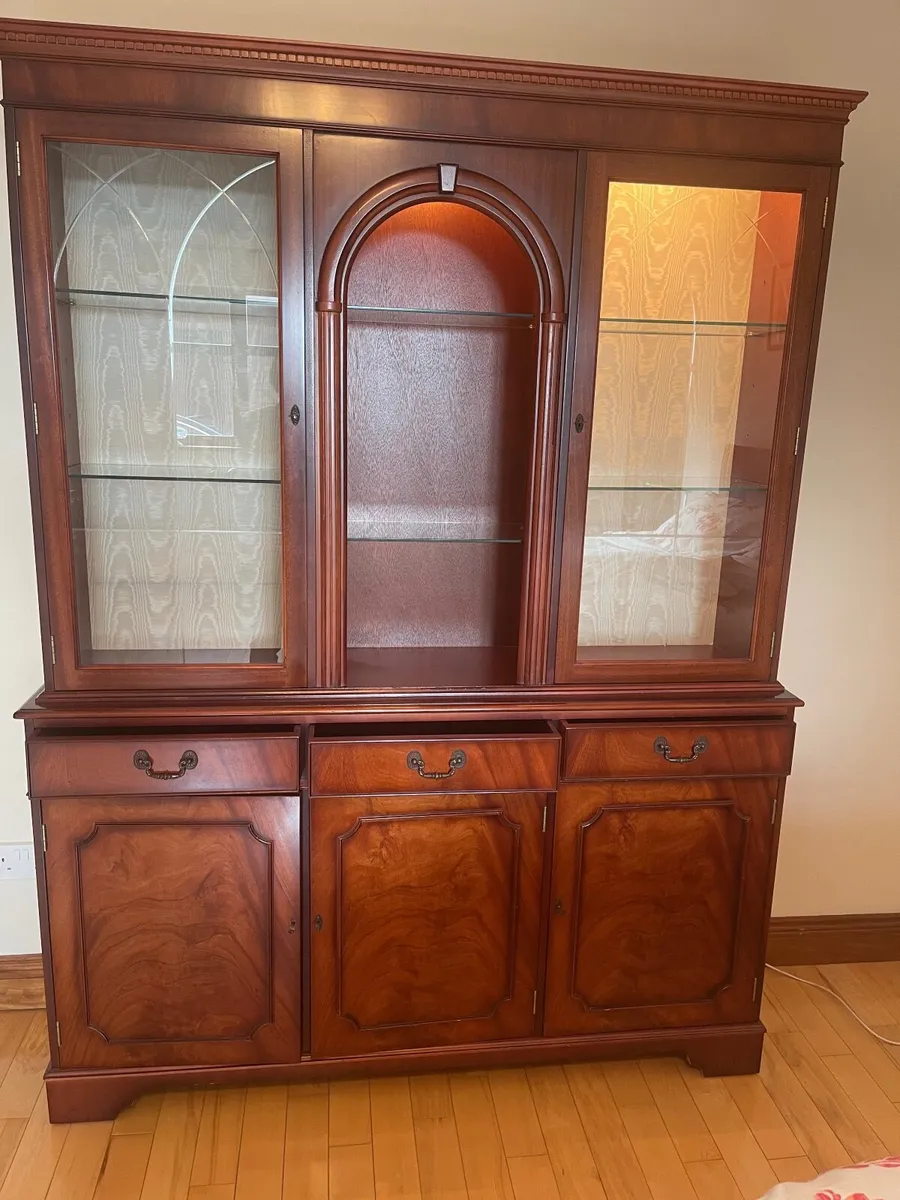 Mahogany cabinet, very good condition - Image 1