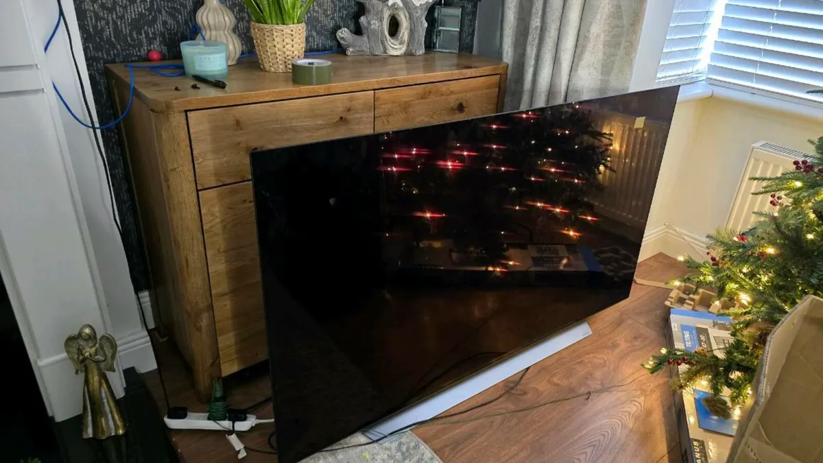 LG OLED  tv Cx series 65 inch screen crack - Image 1