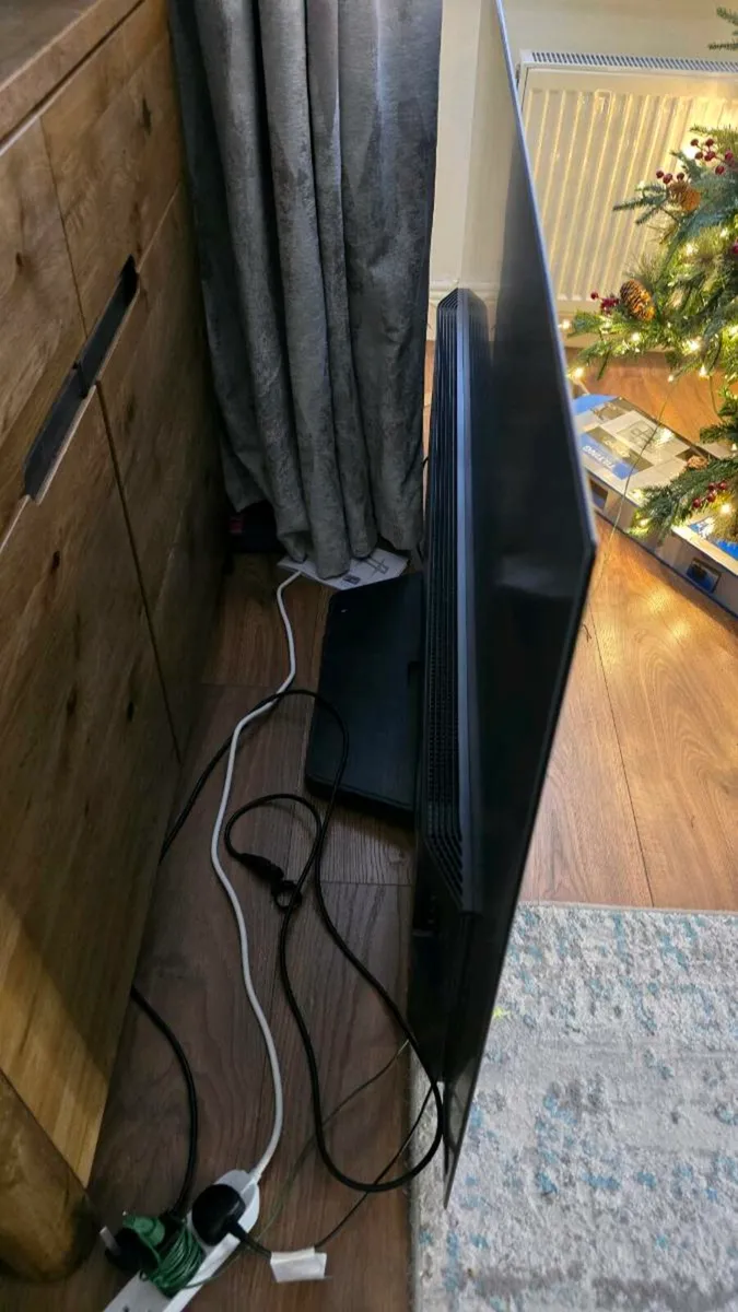 LG OLED  tv Cx series 65 inch screen crack - Image 2