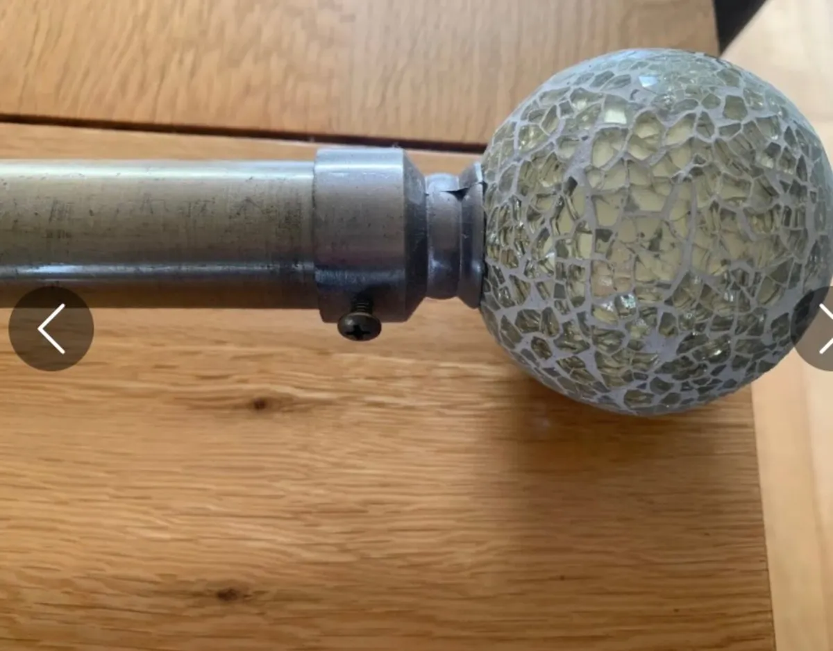 2 x 5 ft Gold curtain poles - Image 1