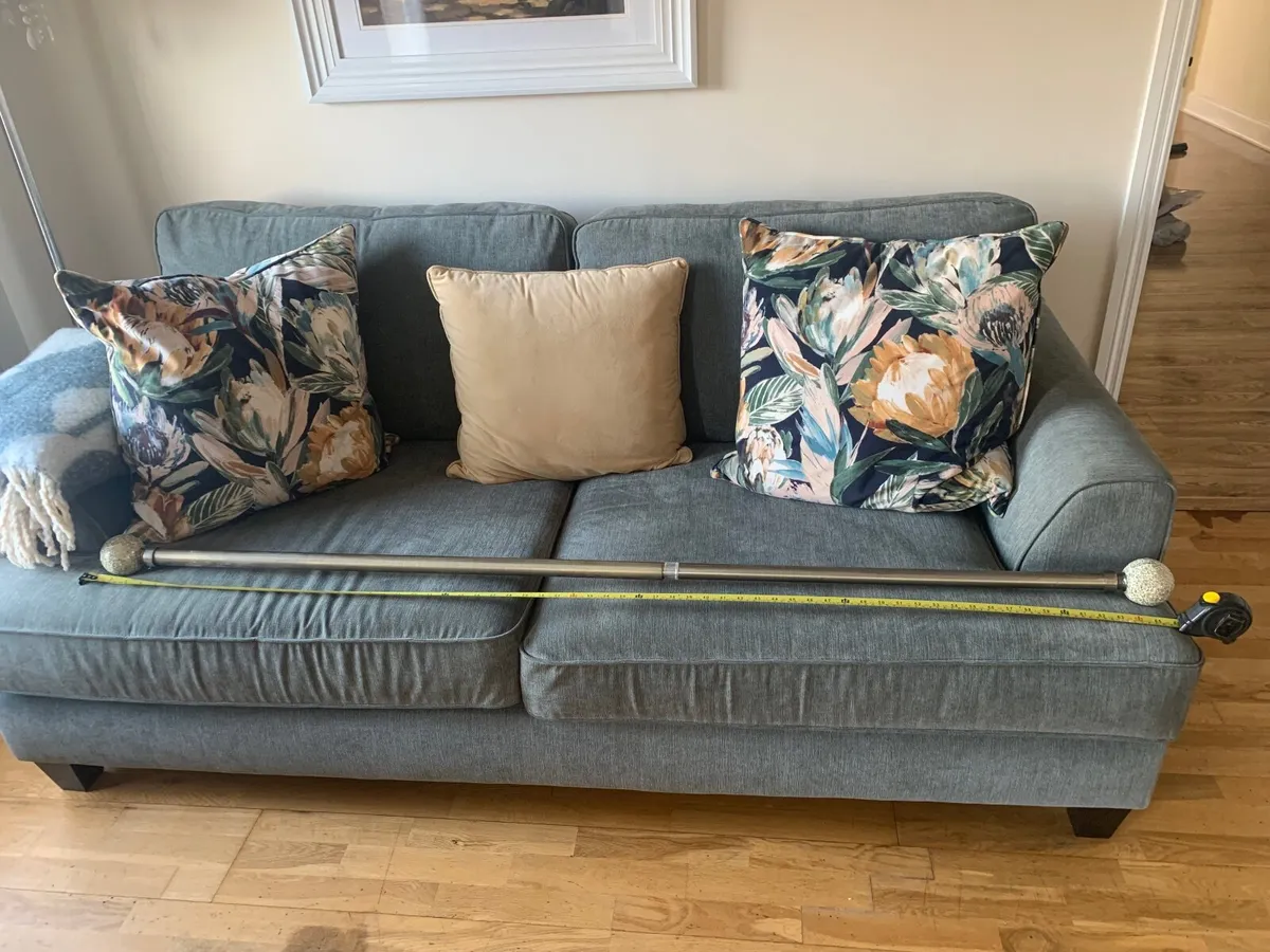 2 x 5 ft Gold curtain poles - Image 3