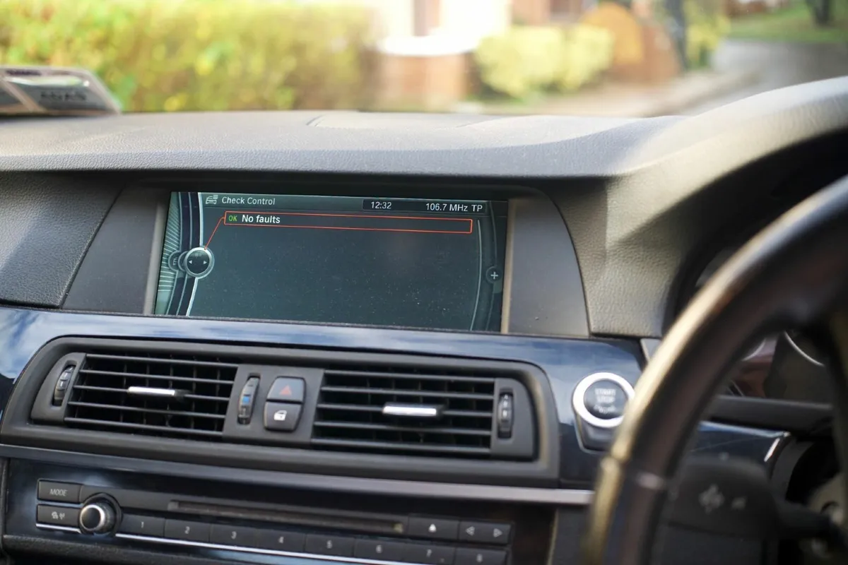 BMW 5-Series 2010 - Image 3