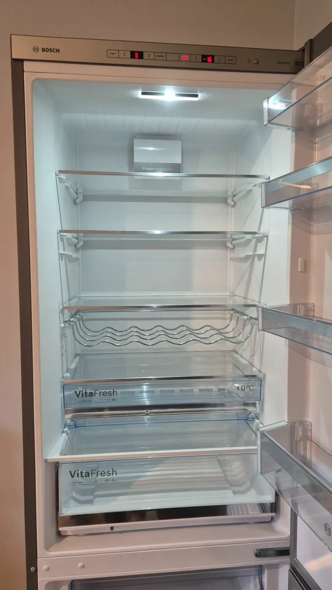 Bosch Series 6 freestanding large fridge freezer - Image 4