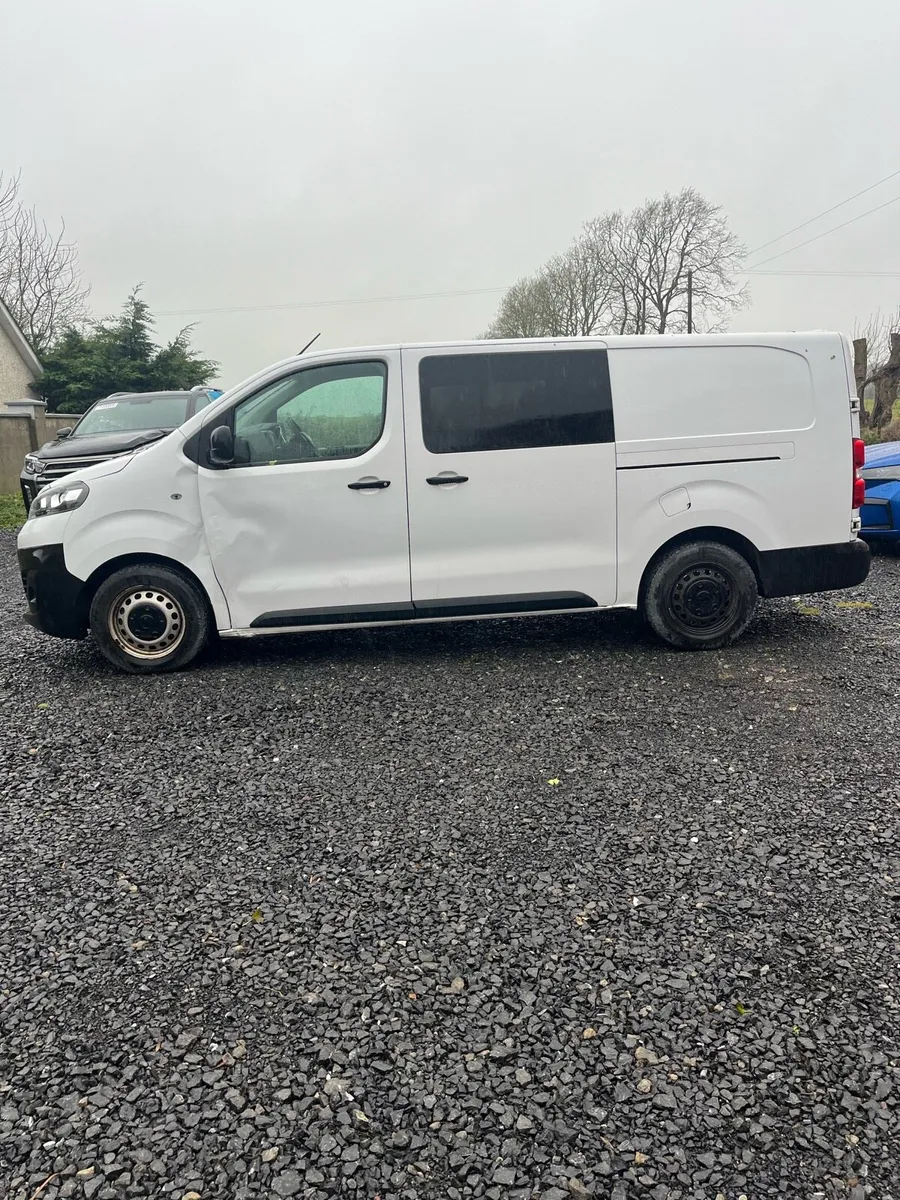 2022 Vivaro 9 Seater Crew Cab - Image 2