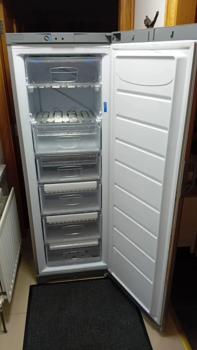Indesit 6ft frost free freezer - Image 2