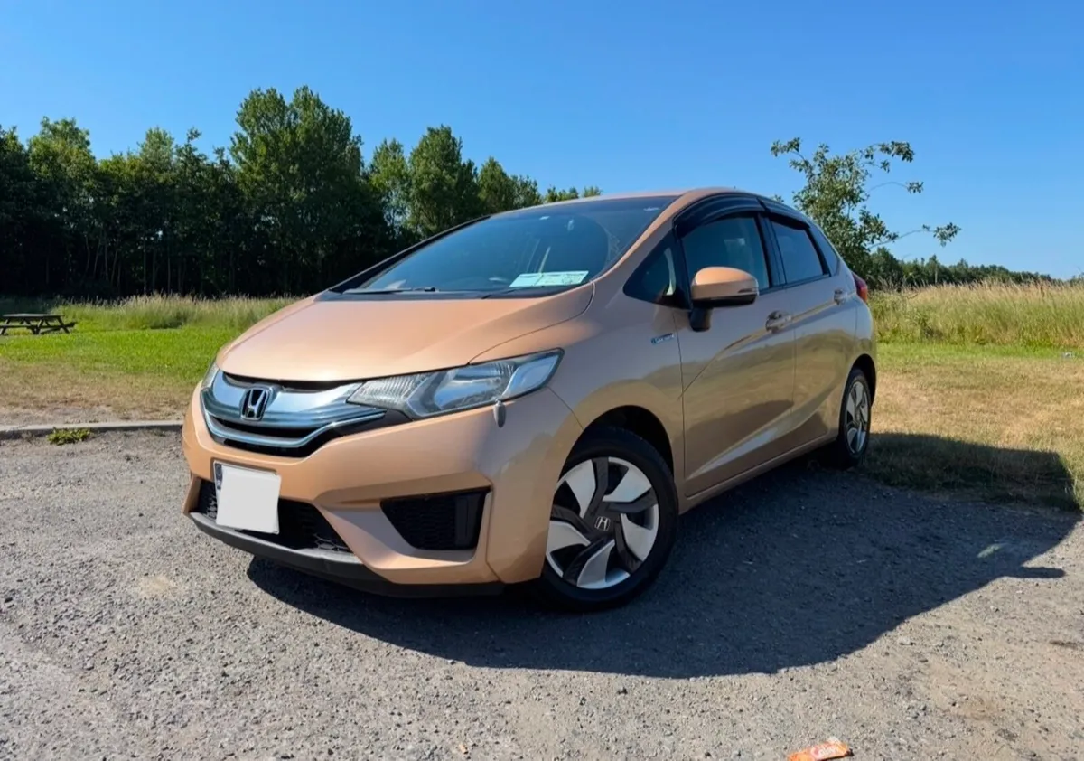 2014 HONDA FIT. LOW MILEAGE. NEW NCT. AUTO 1.5 HYB - Image 3
