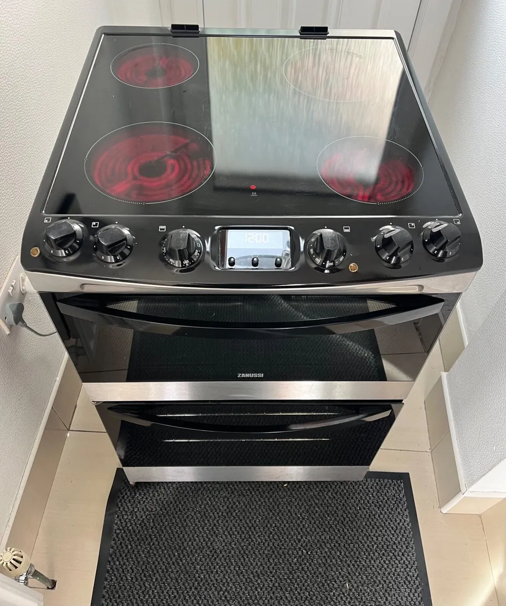 Zanussi 60cm wide double oven cooker - Image 2