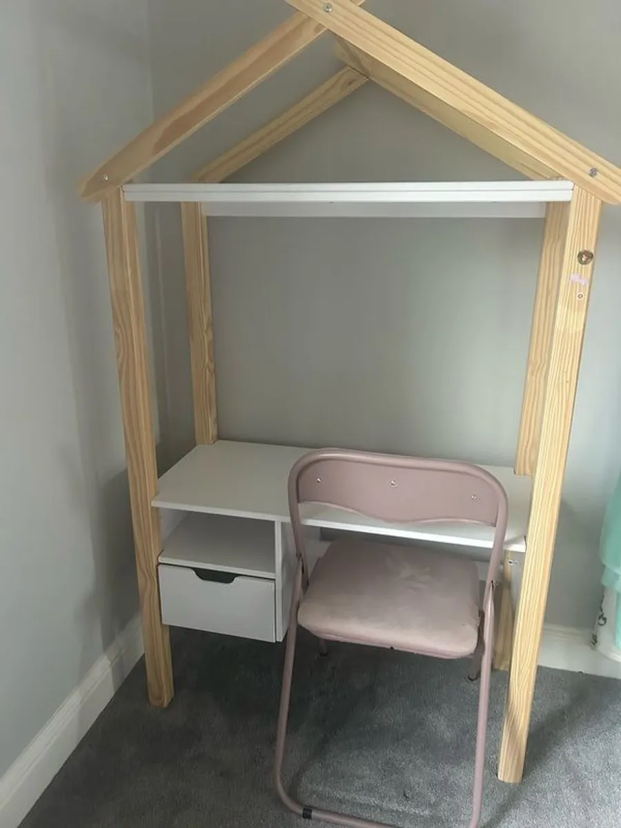 childrens desk - Image 1