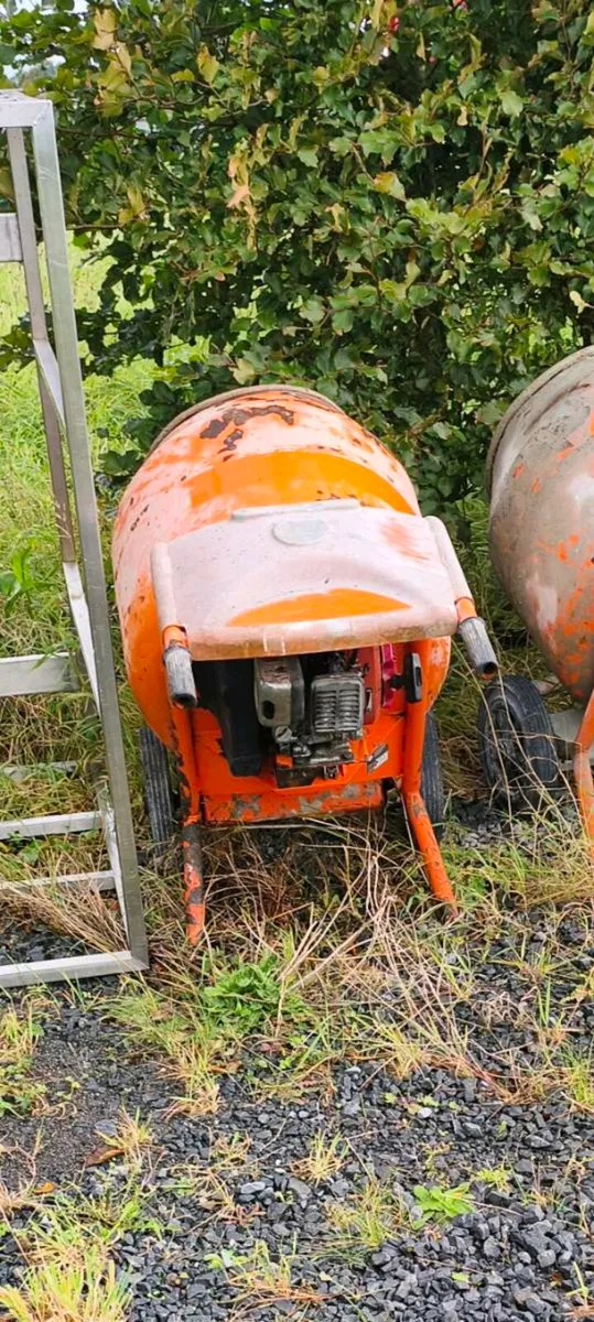 Petrol mixer with stand