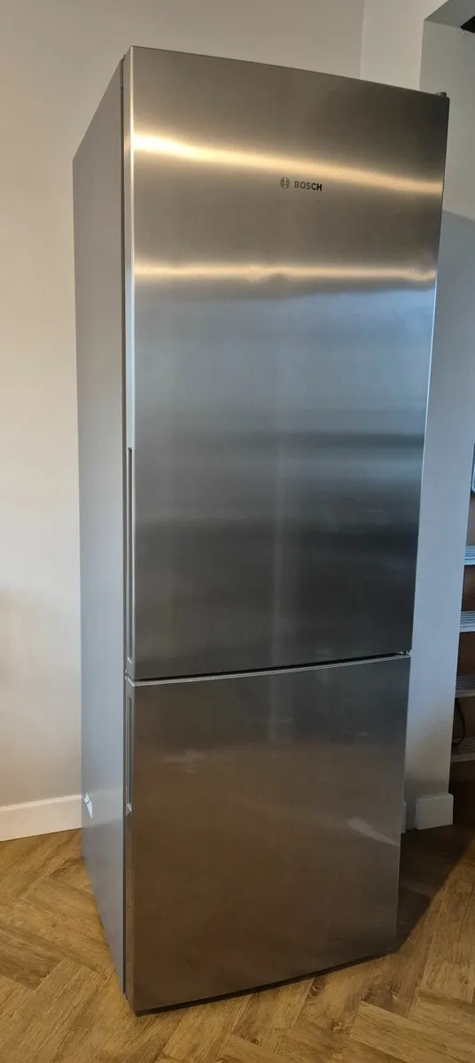 Bosch Series 6 freestanding large fridge freezer - Image 1
