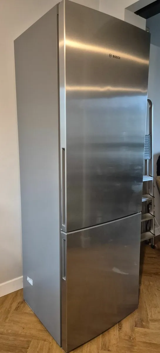 Bosch Series 6 freestanding large fridge freezer - Image 2