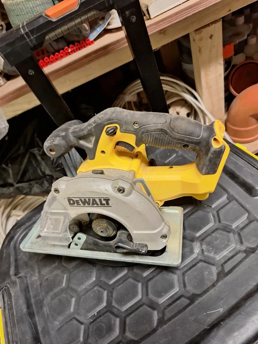 Dewalt saw dcs373 - Image 1