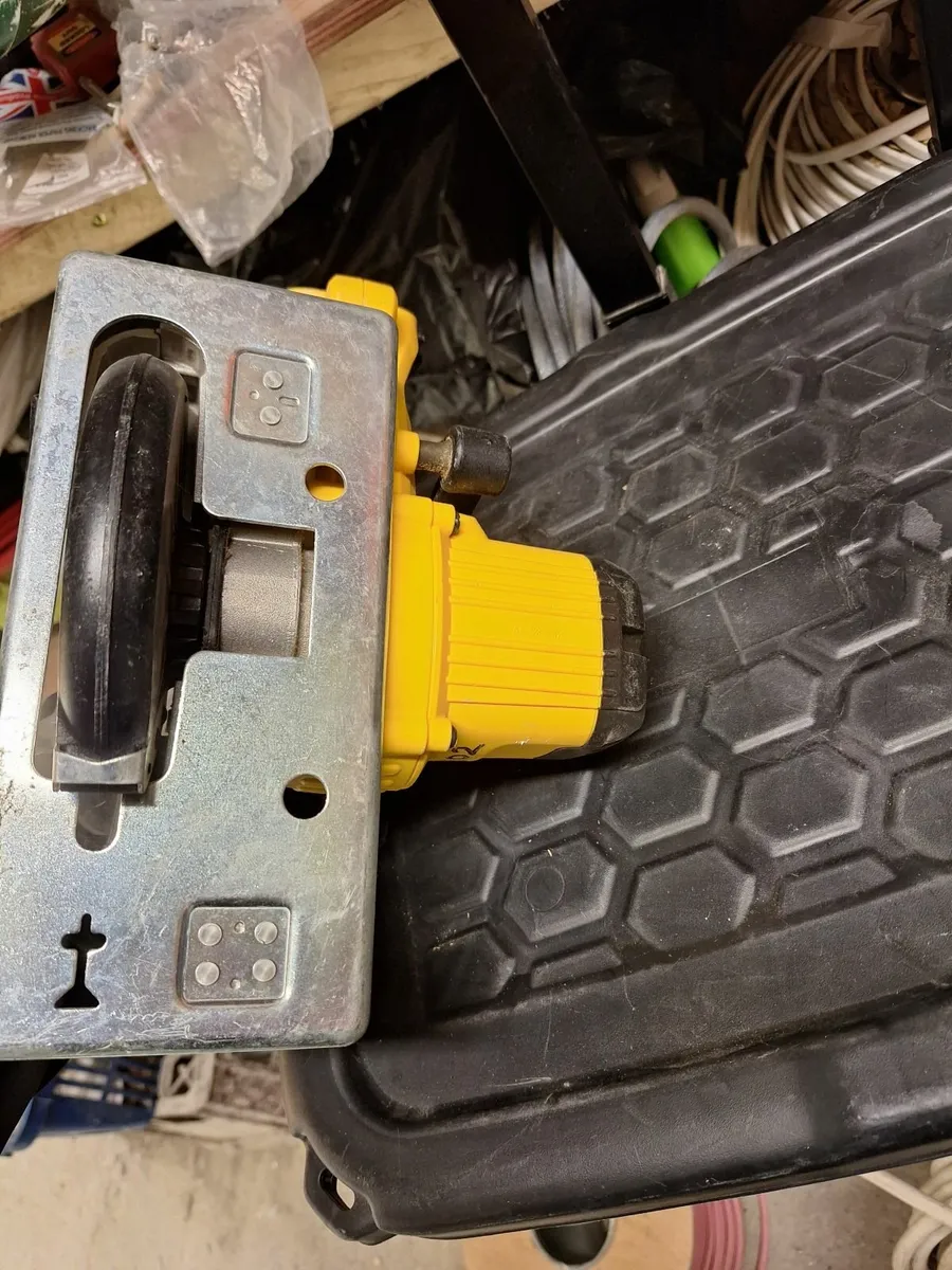 Dewalt saw dcs373 - Image 2