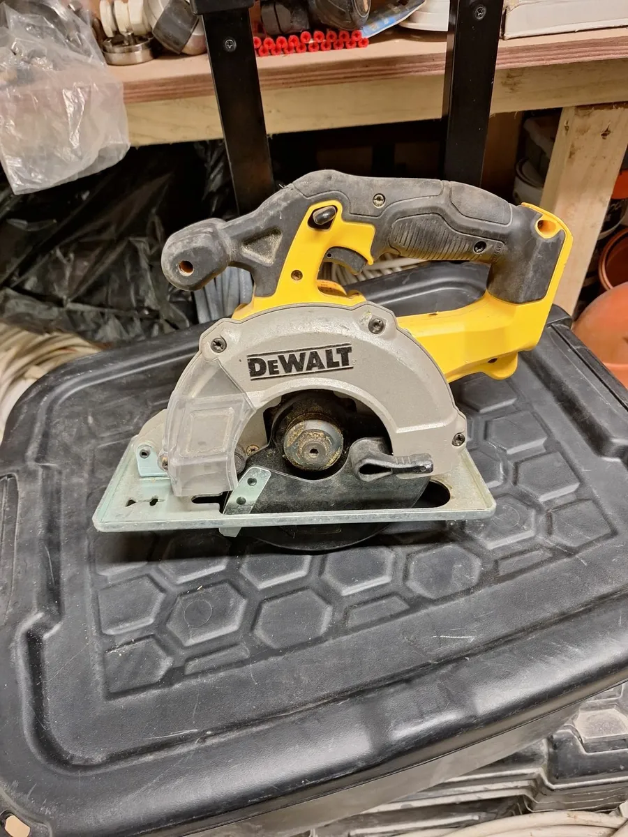 Dewalt saw dcs373 - Image 3