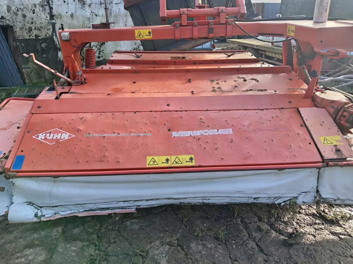 Kuhn 302 10ft trailed mower - Image 2
