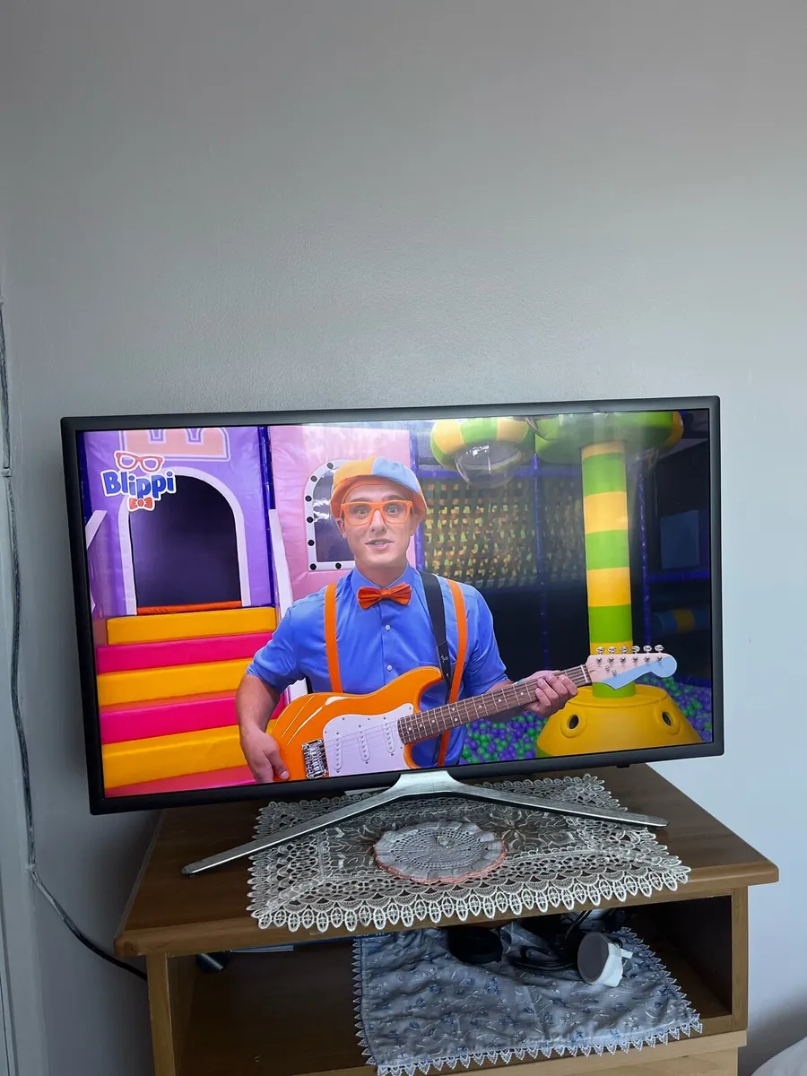 TV Samsung 32 inche led smart. - Image 1