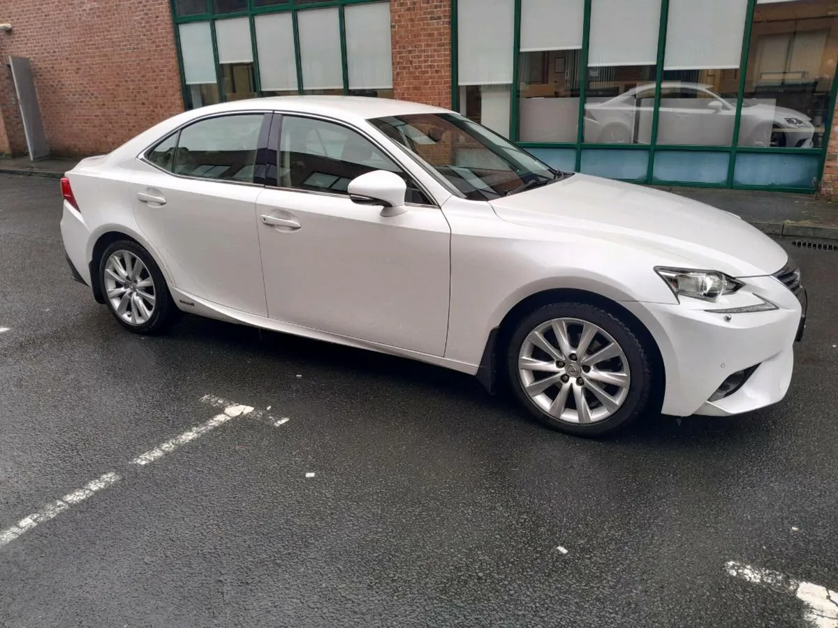 2014 Lexus is300h - Image 2